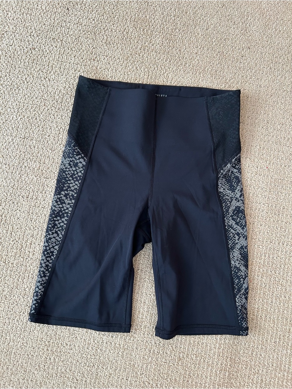 Athleta Stay Fly 9” Short, size small. Like new condition. Great fit and pattern